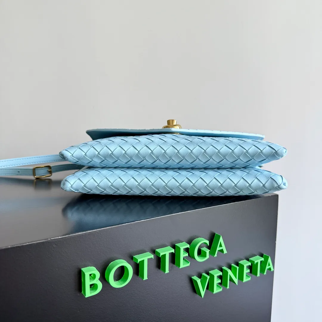 Batch 1660 BOTTEGA VENETA 2025 new product KNOT LOCK crossbody bag subverts the rigid lines of traditional tote bags, using drapey leather to create a three-dimensional silhouette that breathes. It has compartments and multiple card slots inside, making it a versatile commuter bag that can be used in various occasions. The details are full of exquisiteness, the casual retro color tone, and the upper body are full of elegance. Whether you are commuting or going out on the street, you can easily hold it. The two carrying methods of hand-carrying and long shoulder strap are very practical! At the same time, the shoulder strap is detachable, suitable for various dressing styles~ Whether it is a dinner party or daily commuting, it can be easily controlled and becomes your versatile tool❤️ Style number: 817191 Size: 25*16*5.5cm